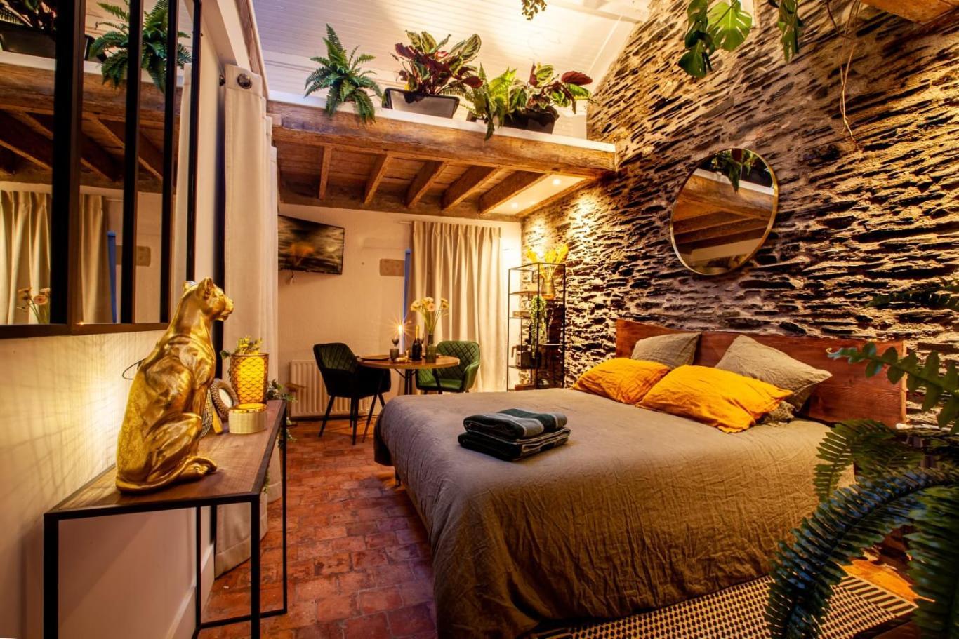 Love Room Boheme Les Petits Plaisirs อองเชร์ ภายนอก รูปภาพ